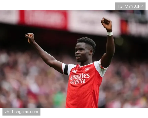 特写：萨卡打入俱乐部生涯百球后，与看台上家人庆祝的瞬间。